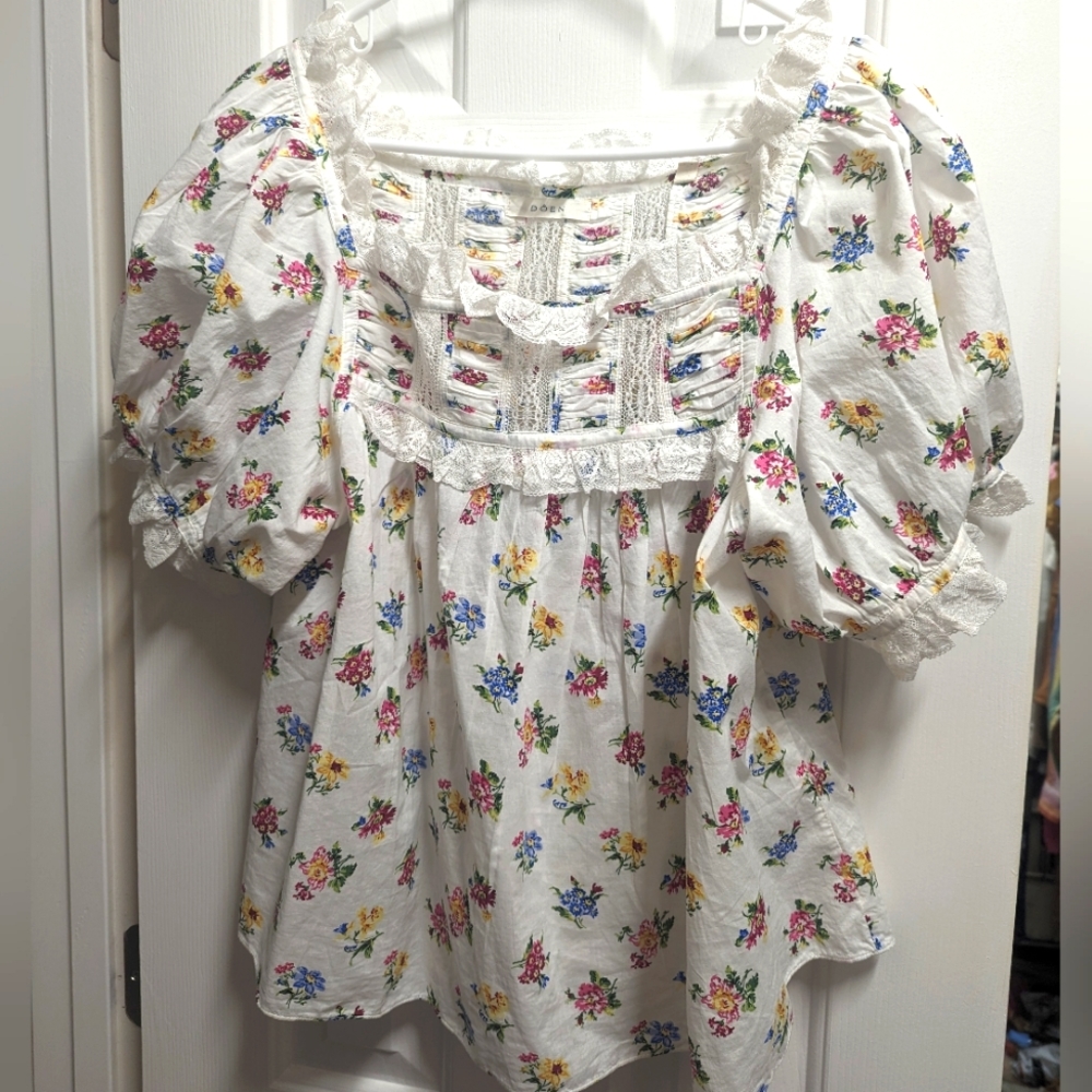Doen floral lace trim blouse. Excellent condition.